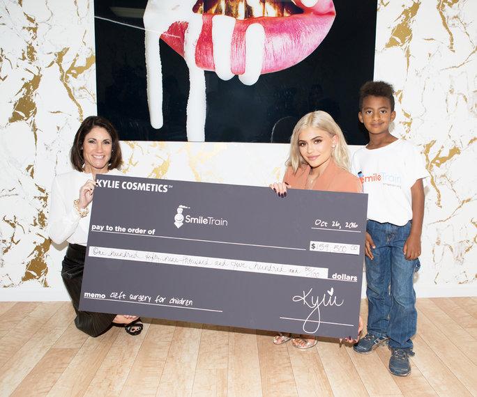 Kylie+Jenner+Donates+%24159%2C500+to+Smile+Train